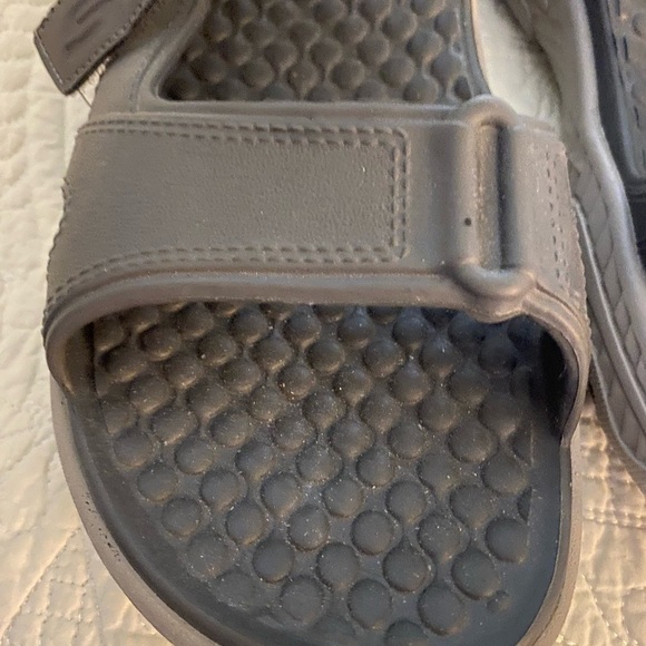 Men's Gray Skechers Sandals Size 13
Lots of Cushion and Comfort. NWOT - Picture 5 of 8